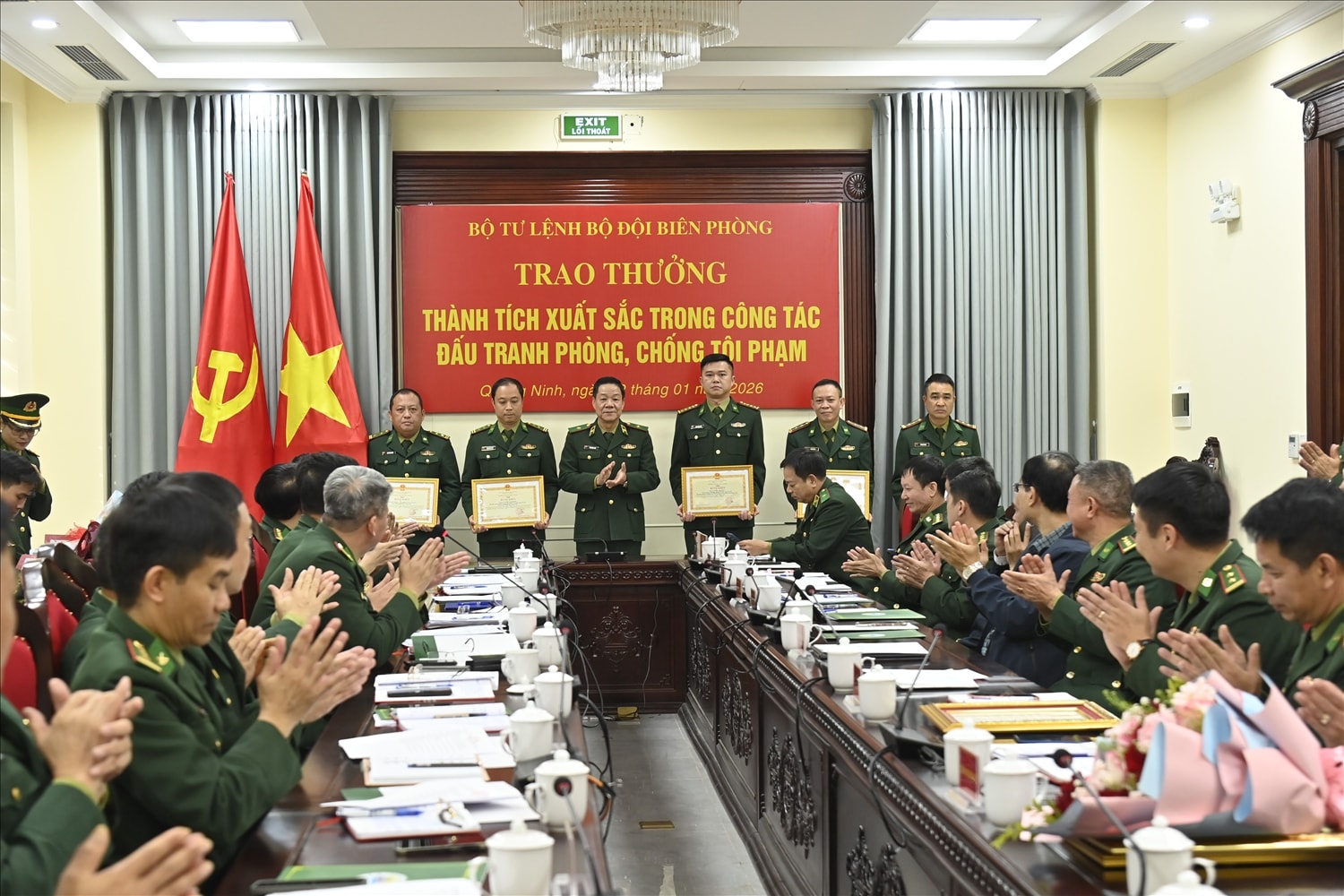 Thiếu tướng Văn Ngọc Quế, Phó Chủ nhiệm Chính trị Bộ đội Biên phòng, trao Bằng khen cho các tập thể và cá nhân thuộc Đồn Biên phòng cửa khẩu Vạn Gia
