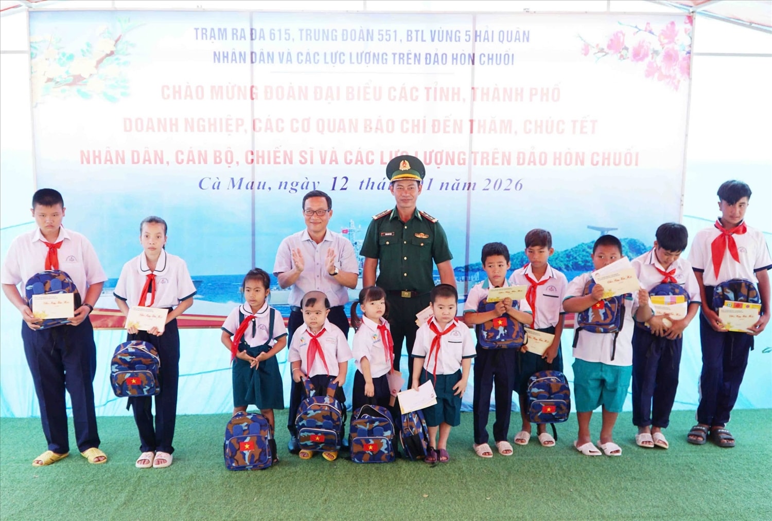 Ông Lý RôTha, Phó Chủ tịch HĐND TP. Cần Thơ  trao quà đến thầy và  trò lớp học tình thương 