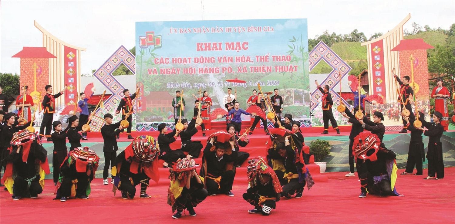 Đội múa sư tử mèo của thôn Nà Tèo biểu diễn tại Ngày hội Háng Pò năm 2024