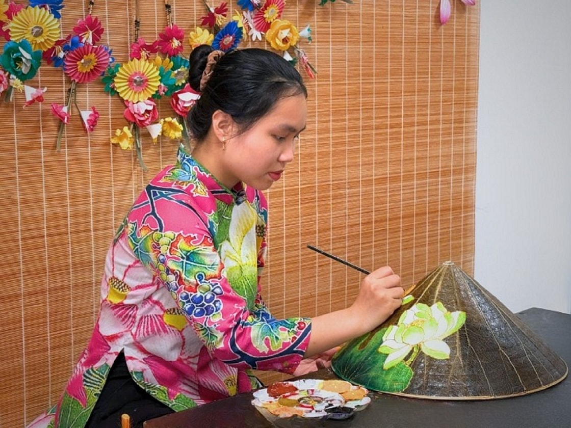 Với sự tỉ mẩn trong từng công đoạn của những nghệ nhân, mỗi chiếc nón thành phẩm chính là một tác phẩm nghệ thuật.