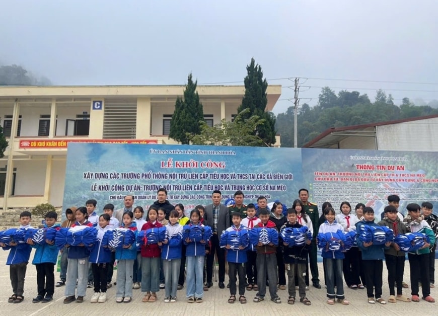 Đại diện Ban Quản lý dự án đầu tư xây dựng các công trình dân dụng và công nghiệp Thanh Hóa và Ban điều hành Trường Sơn 18 trao áo đồng phục cho học sinh Thanh Hóa.(ảnh CTV)