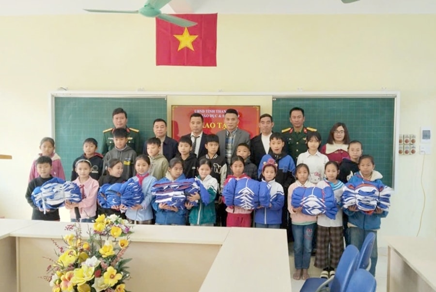 Áo đồng phục giúp học sinh thêm tự tin, nỗ lực vươn lên trong học tập. (ảnh CTV)