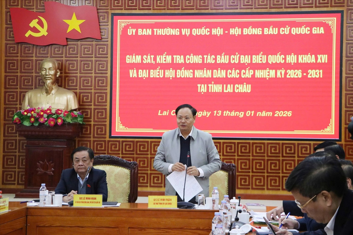 Bí thư tỉnh ủy Lai Châu Lê Minh Ngân báo cáo công tác chuẩn bị bầu cử của địa phương với Đoàn công tác (ảnh Trọng Bảo)
