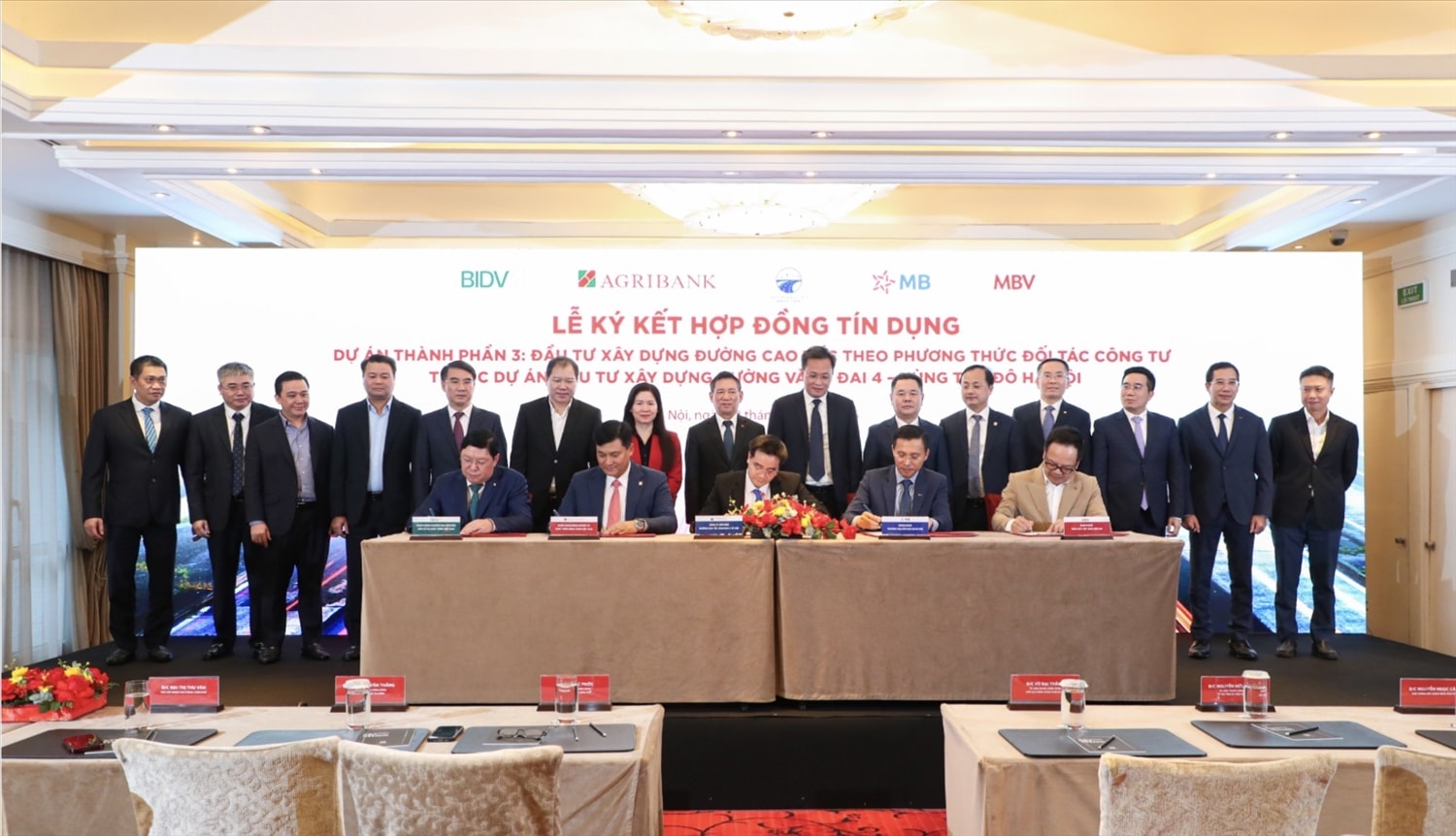Agribank cùng các ngân hàng thương mại MB, BIDV, MBV và Công ty Cổ phần đường cao tốc Vành đai 4 Hà Nội ký kết Hợp đồng tín dụng tài trợ vốn đối với Dự án Đầu tư xây dựng đường Vành đai 4 - Vùng Thủ đô Hà Nội