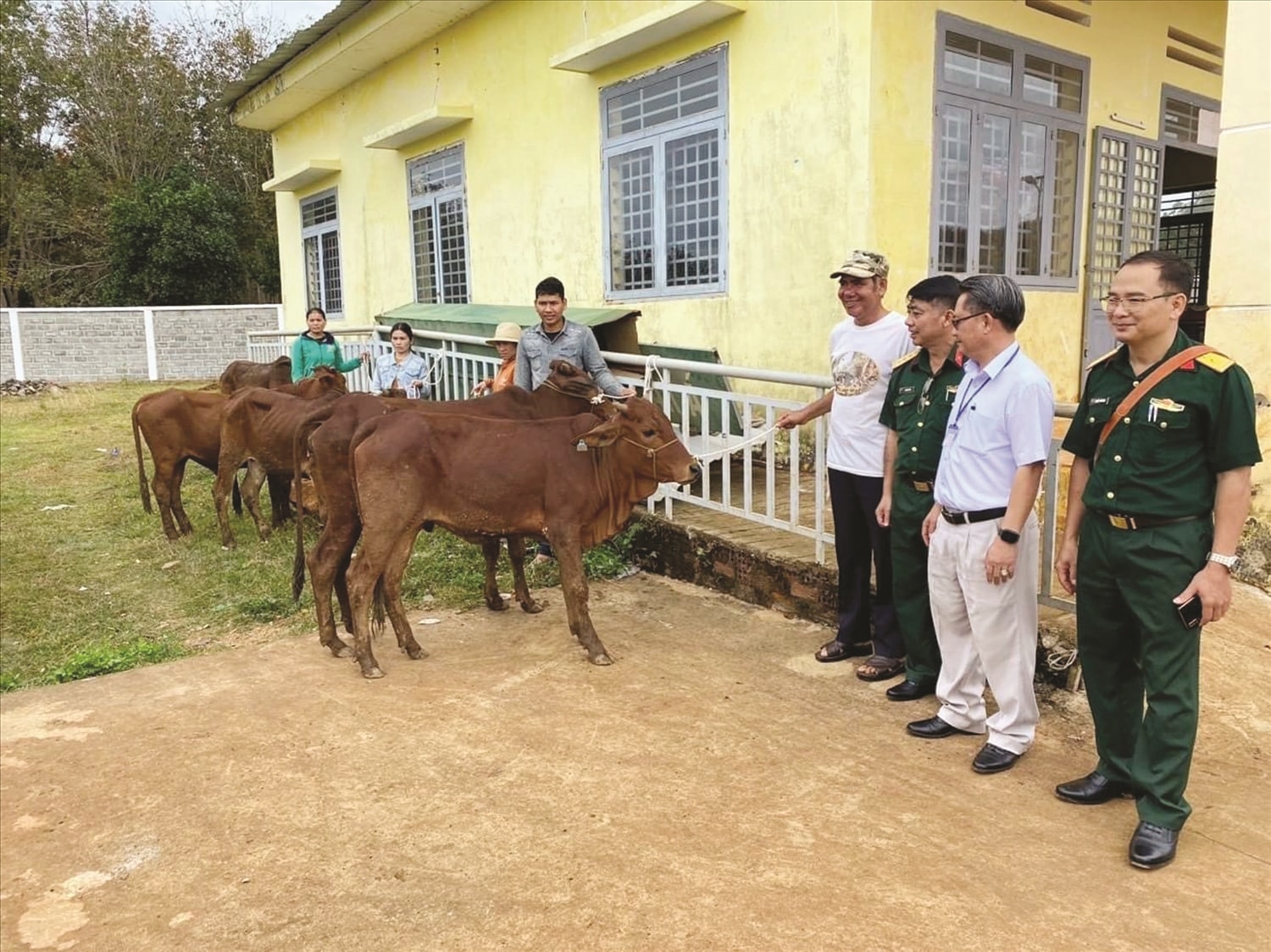 Trao bò giống cho đồng bào DTTS xã biên giới Bù Gia Mập, tỉnh Đồng Nai