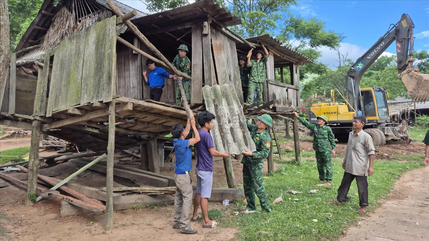 Về bản, các anh chung tay cùng đồng bào DTTS gia cố, xây mới những căn nhà kiên cố sau thiên tai 