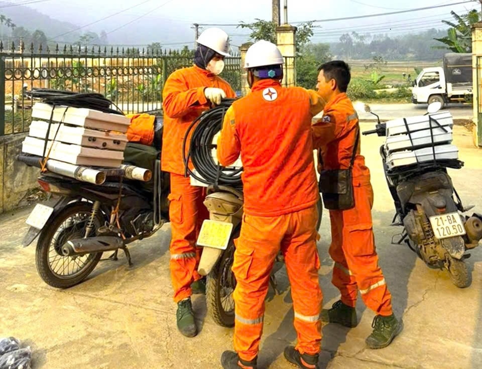Với quyết tâm và tinh thần trách nhiệm cao của ngành điện, chỉ trong thời gian ngắn, 24 hộ dân vùng lũ đã có điện lưới quốc gia (ảnh Trọng Bảo)
