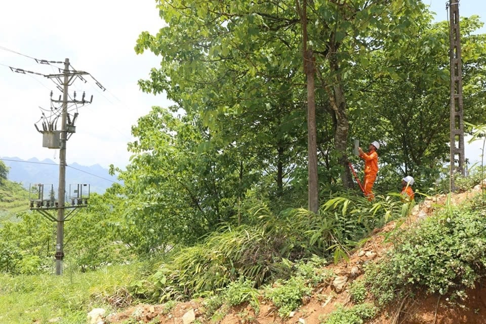 Ngành điện đã khắc phục mọi khó khăn để đưa ánh sáng về với bà con vùng thiên tai (ảnh Trọng Bảo)