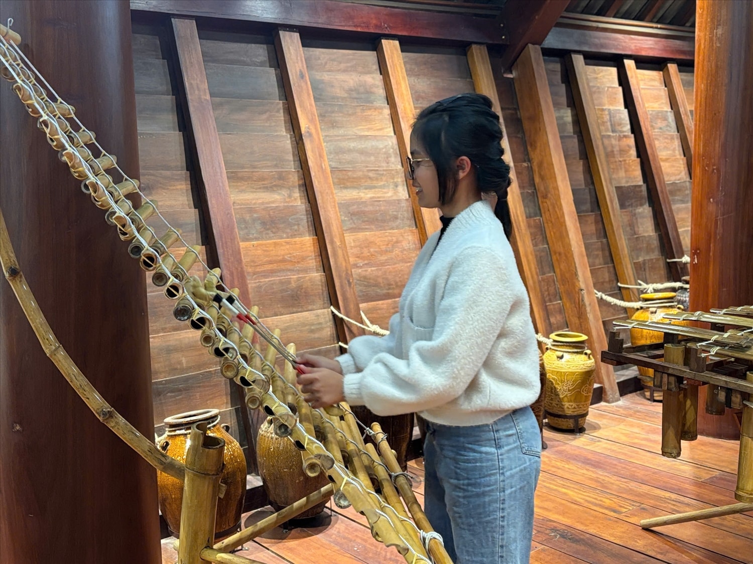 Du khách thưởng thức các món ăn truyền thống của đồng bào Ê Đê tại buôn du lịch cộng đồng Ako Dhông