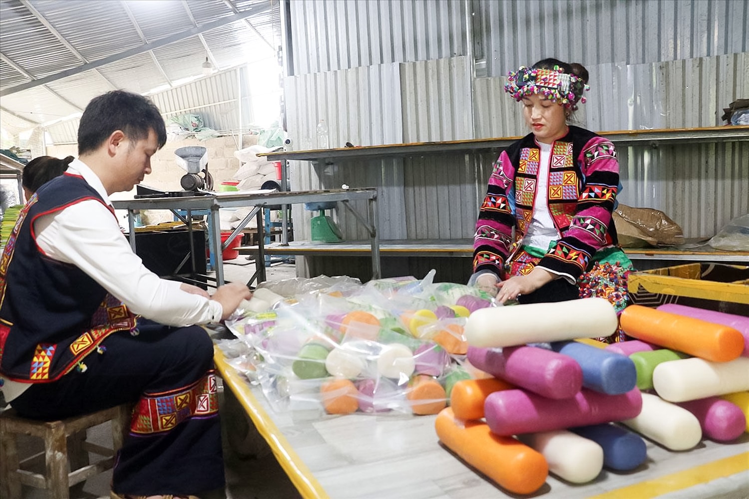 Những bàn tay cần cù của người dân Phó Bảng miệt mài làm bánh đá – món quà quê gắn với ký ức và sinh kế của đồng bào vùng cao