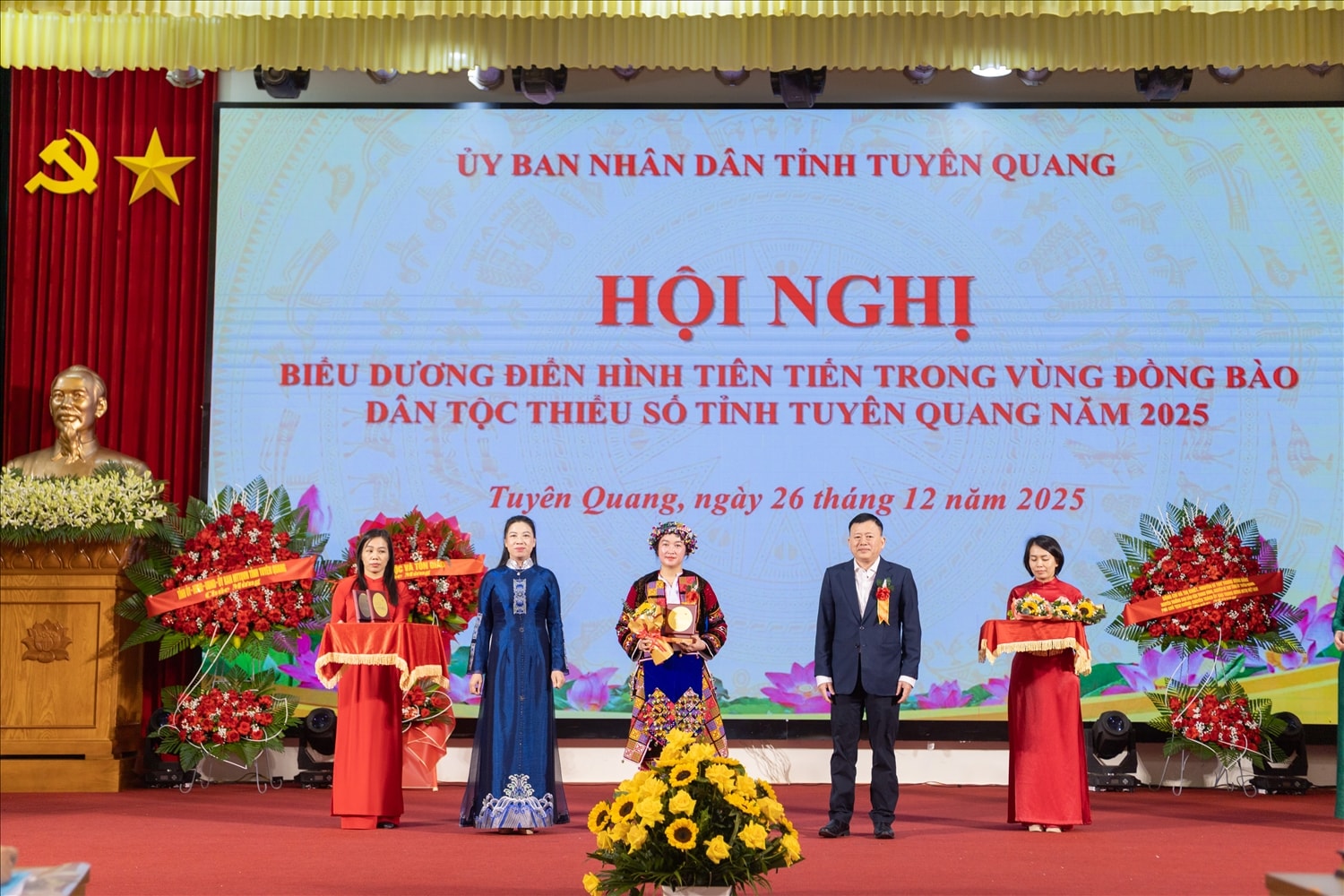 Chị Là Thị Lành (thôn Phó Bảng 2, xã Phó Bảng, tỉnh Tuyên Quang) được tỉnh Tuyên Quang biểu dương là điển hình tiên tiến vùng đồng bào dân tộc thiểu số, tháng 12/2025