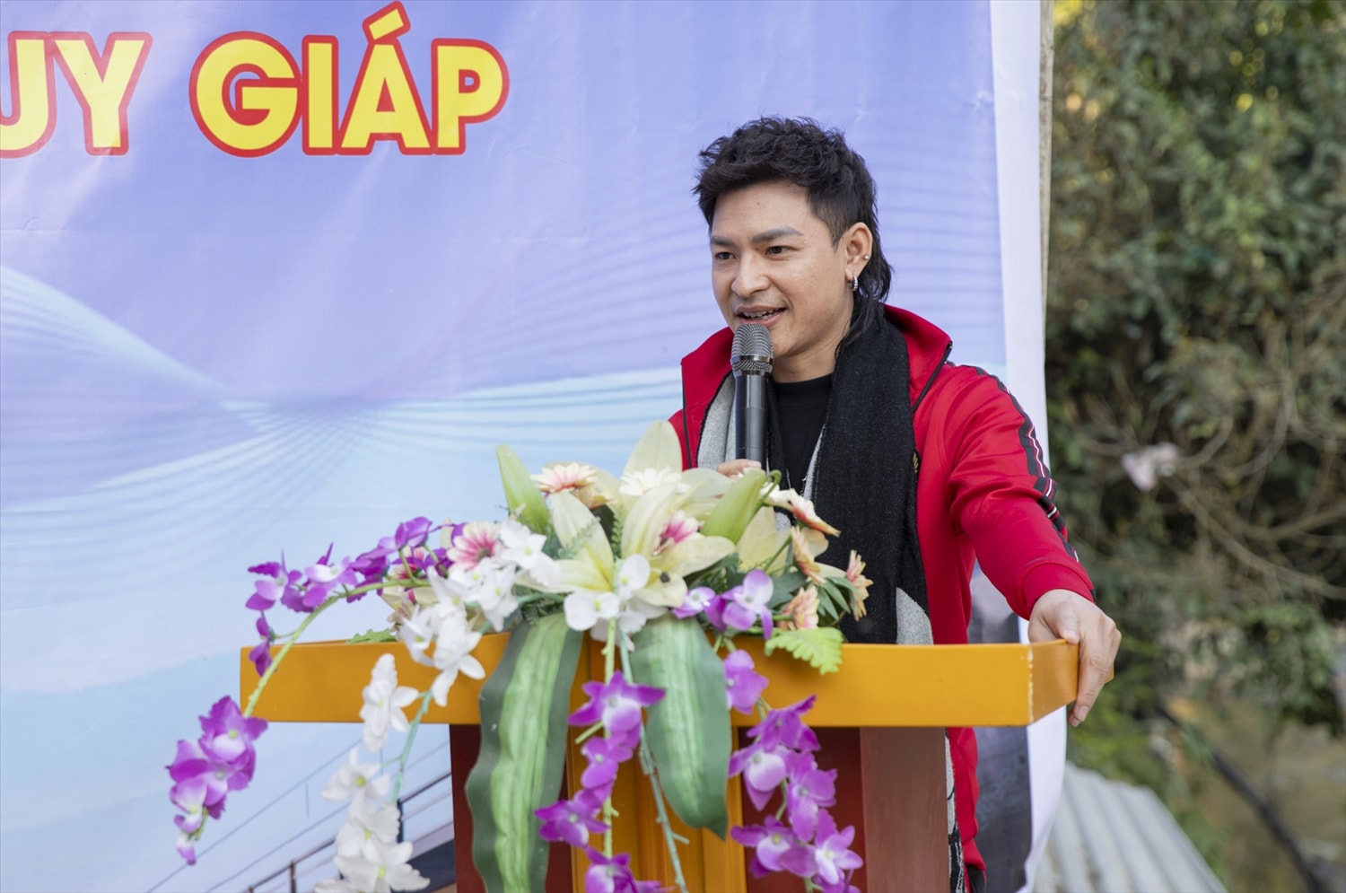 Anh Nguyễn Phi Long đại diện đơn vị tài trợ phát biểu tại buổi lễ