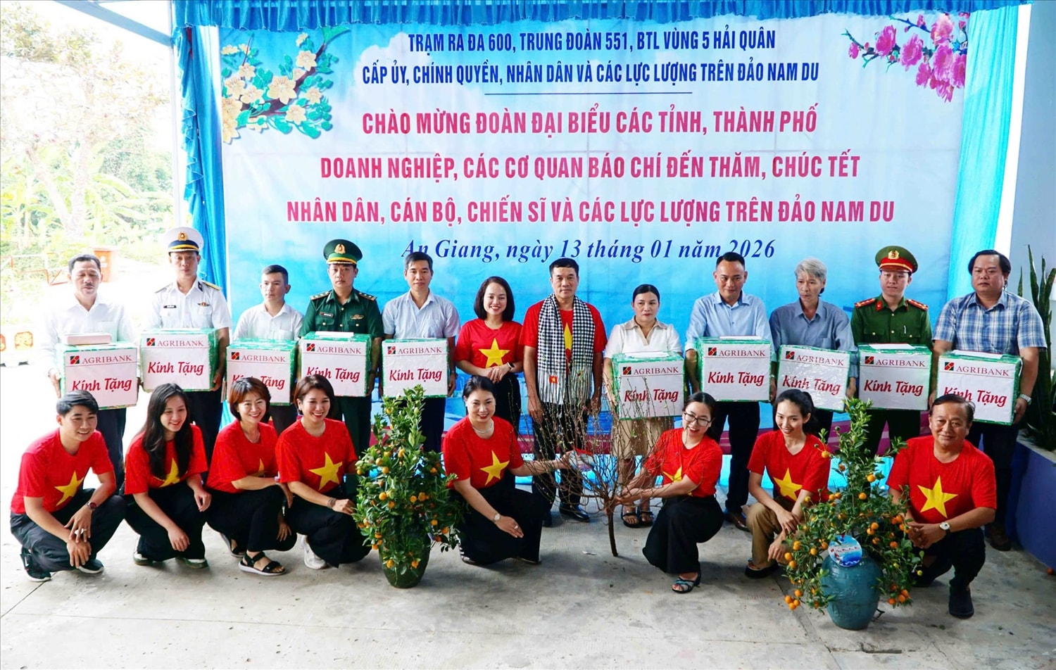 Đoàn công tác Ngân hàng Agribank mang cành đào và chậu quất từ Hà Nội vào tặng cho các lực lượng vũ trang trên đảo Nam Du 