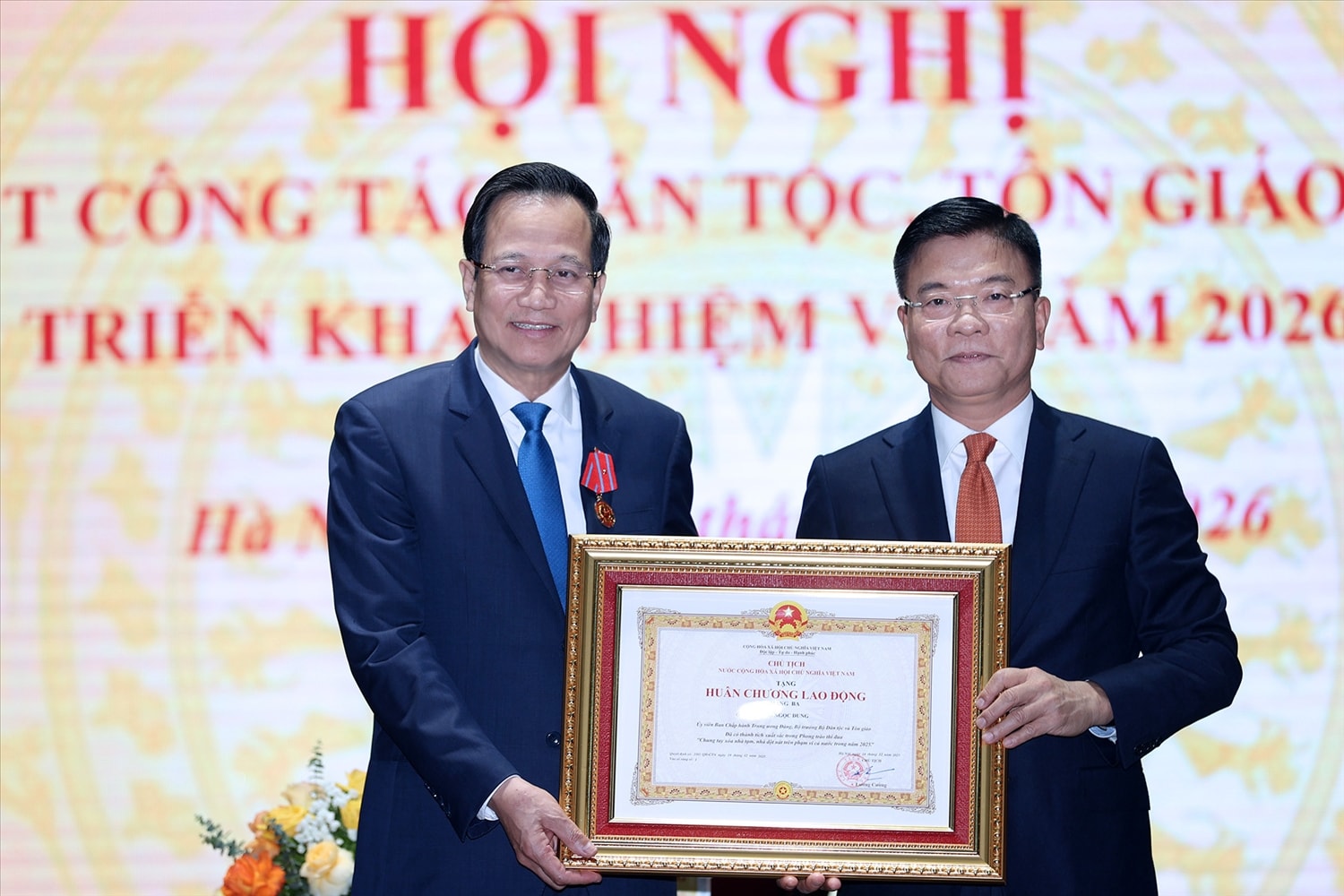 Phó Thủ tướng Lê Thành Long trao Huân chương Lao động hạng Ba của Chủ tịch nước tặng Bộ trưởng Đào Ngọc Dung. Ảnh: Lê Anh Dũng