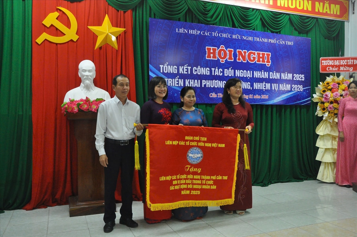 Liên hiệp các tổ chức hữu nghị thành phố Cần Thơ được tặng cờ thi đua là đơn vị đơn vị dẫn đầu trong tổ chức các hoạt động đối ngoại nhân dân năm 2025