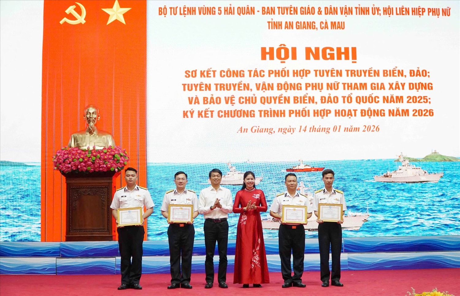Tỉnh Cà Mau khen thưởng các đơn vị, cá nhân Bộ Tư lệnh Vùng 5 Hải quân