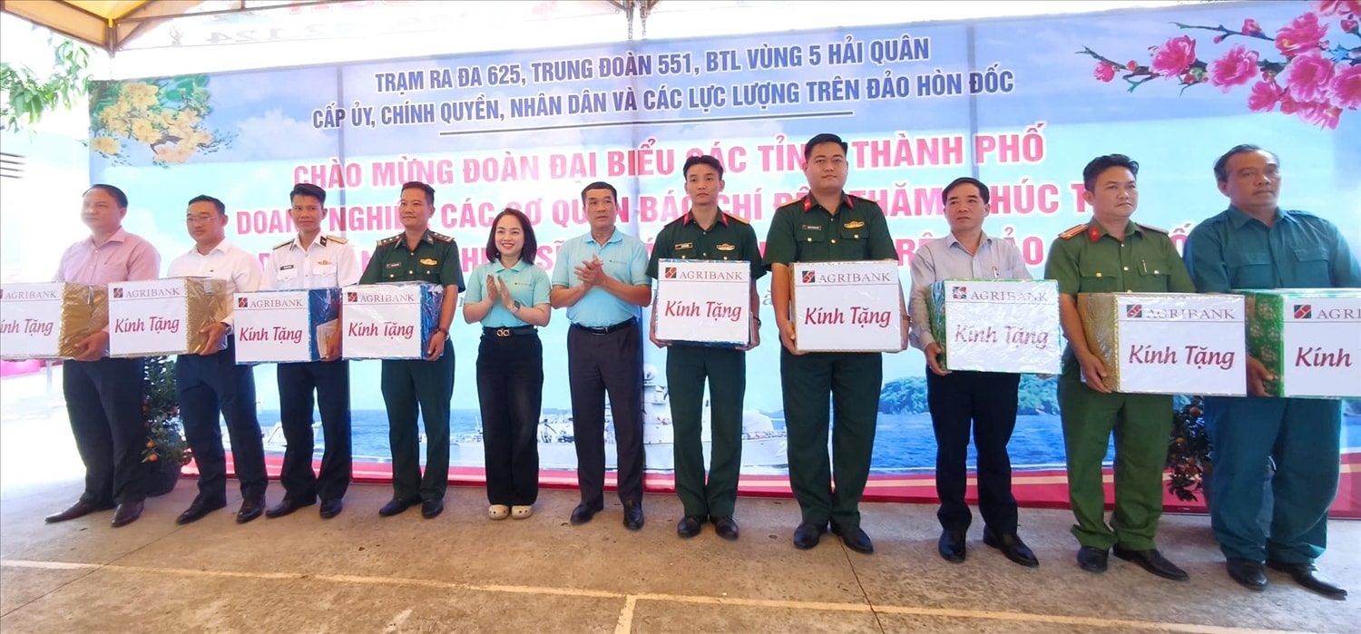 Đại diện lãnh đạo Ngân hàng Nông nghiệp và Phát triển Nông thôn Việt Nam trao quà  tại đảo Hòn Đất 