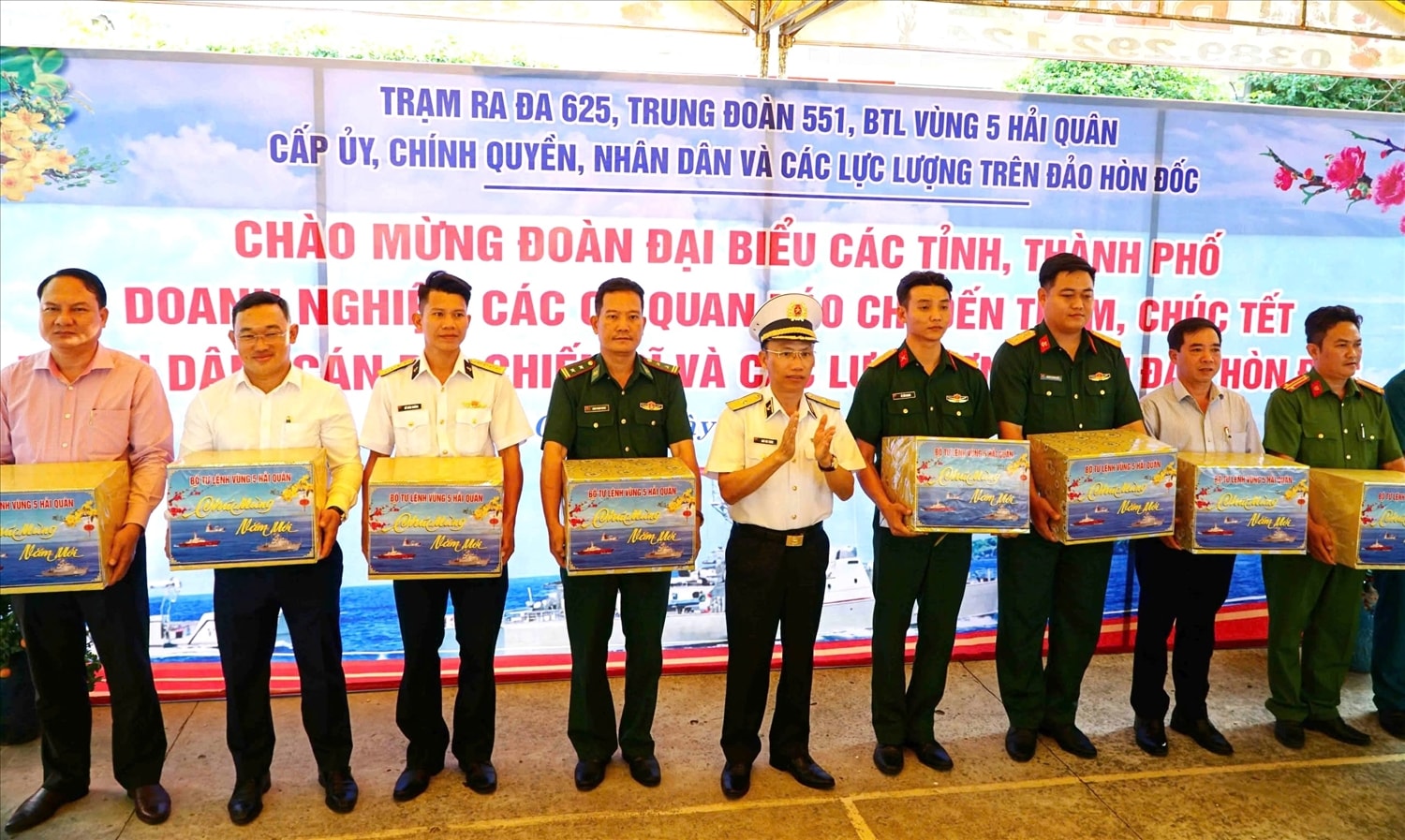 Chuẩn đô đốc Ngô Văn Thành, Chính ủy Bộ Tư lệnh Vùng 5 Hải quân  trao quà các đơn vị trên địa bàn đảo Hòn Đốc