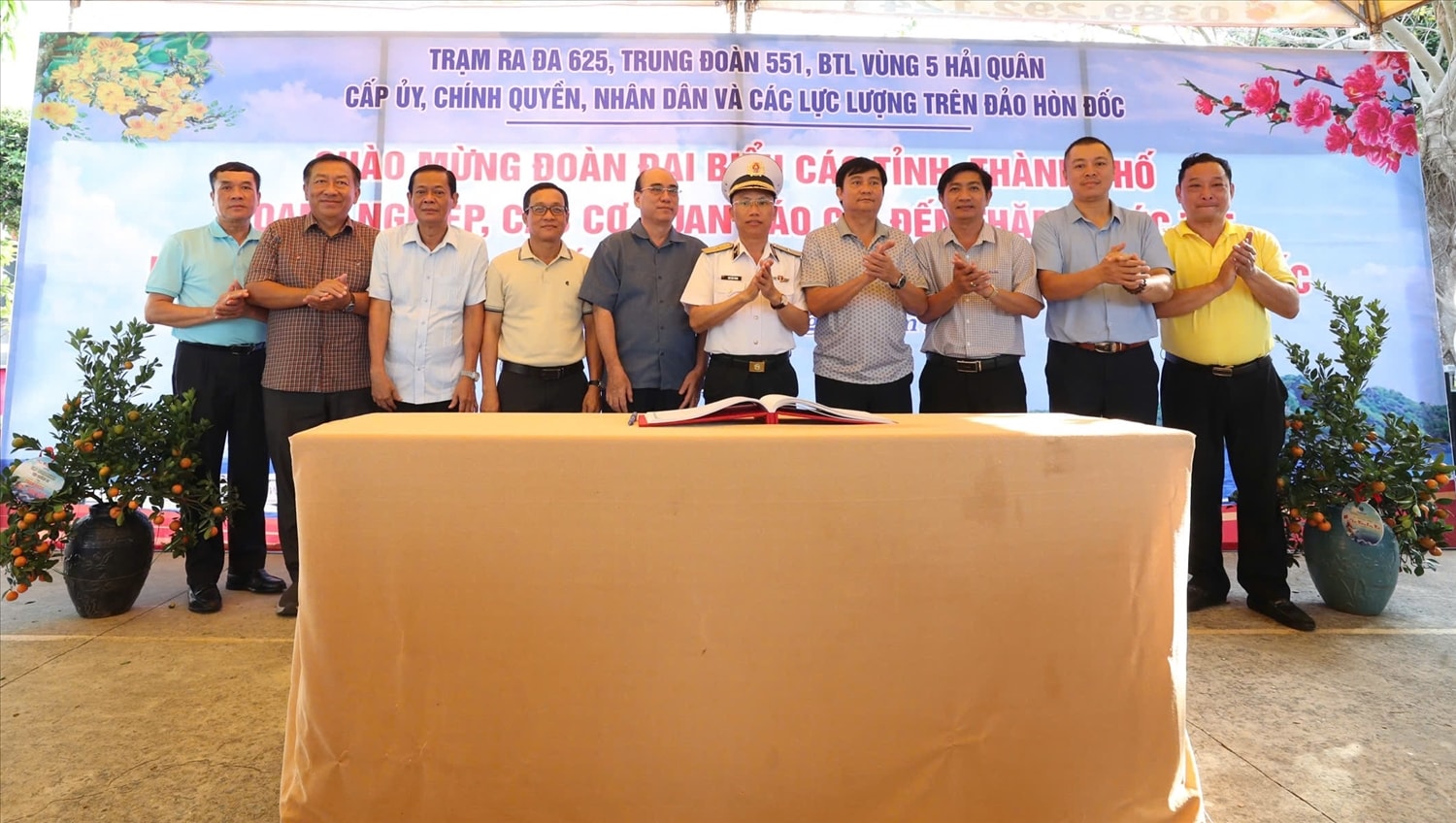 Đại diện lãnh đạo các tỉnh, thành và Trưởng đoàn công tác chụp ảnh lưu niệm tại đảo Hòn Đốc  - điểm cuối cùng của chuyến công tác 