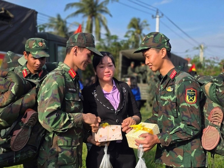 Người dân Đắk Lắk xúc động chia tay bộ đội sau Chiến dịch Quang Trung (Ảnh: TL)