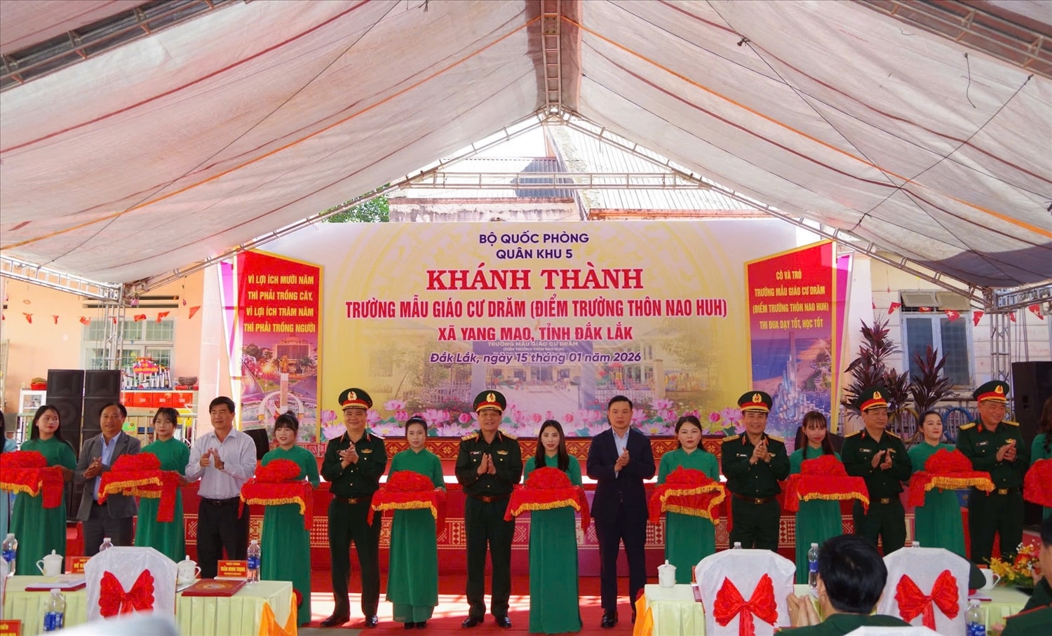 Các đại biểu cắt băng khánh thành điểm trường thôn Nao Huh. (Ảnh Giang Trung)
