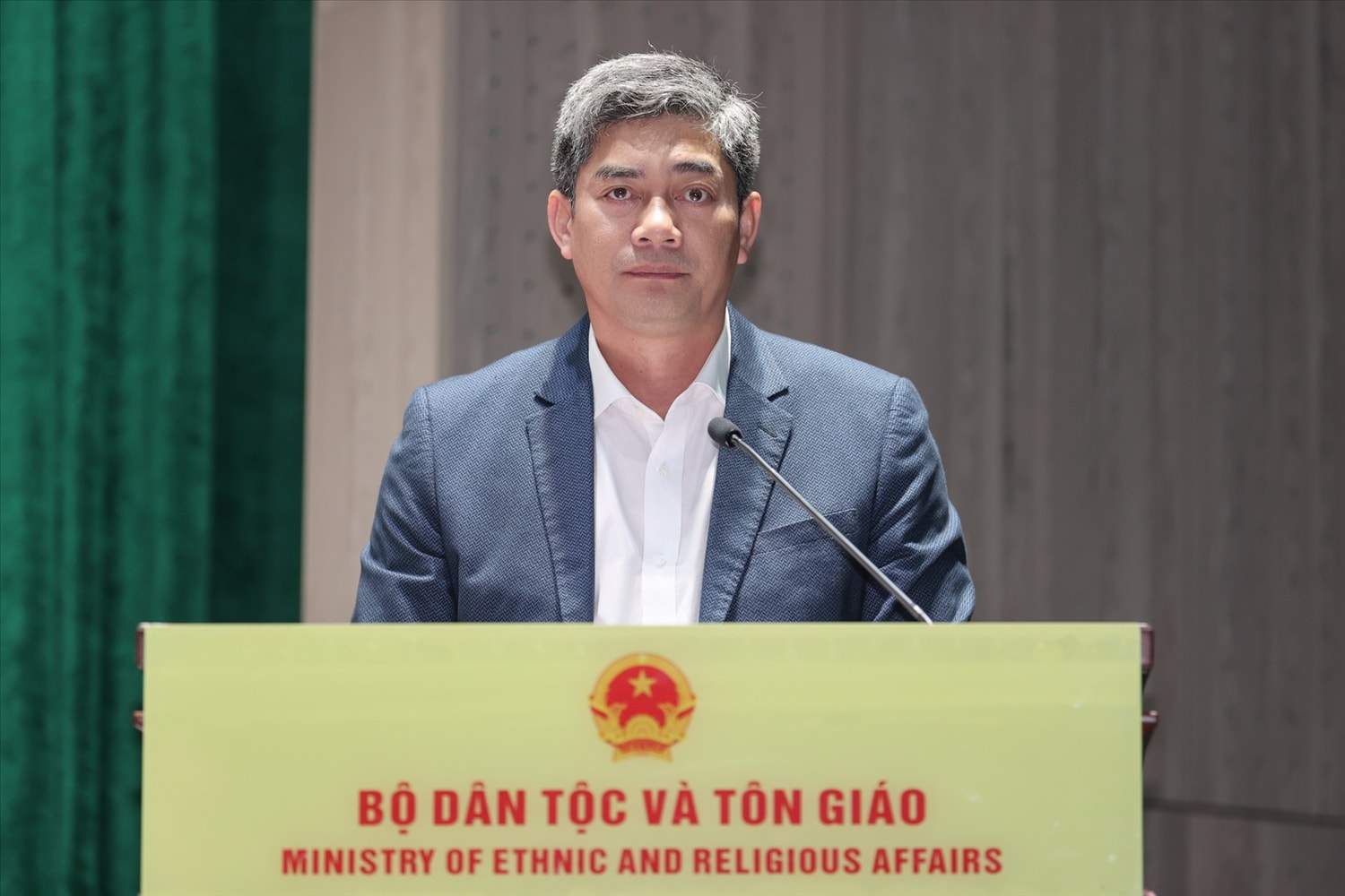 Phó Bí thư thường trực Đảng ủy - Thứ trưởng Y Vinh Tơr phát biểu tại hội nghị
