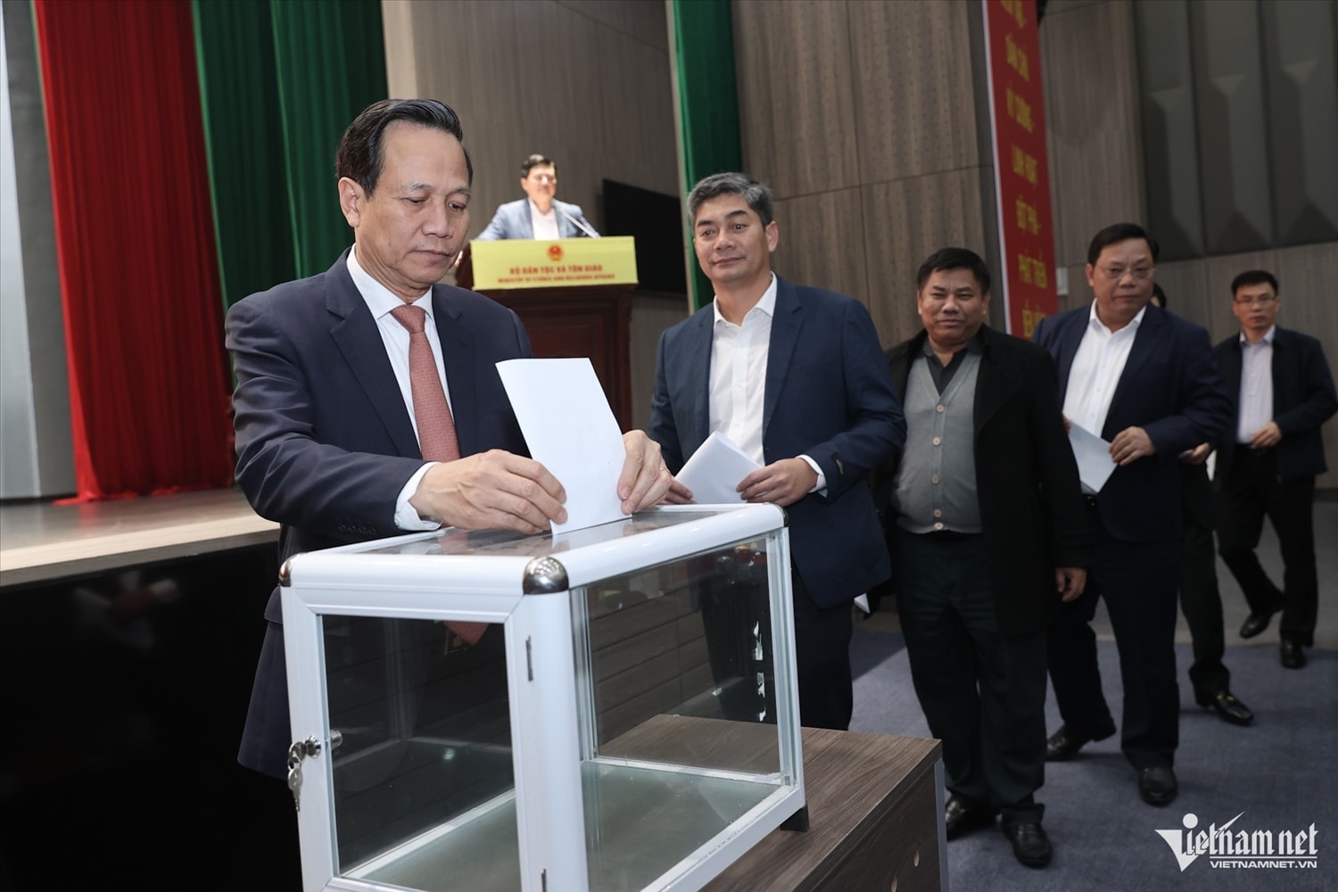 Bộ trưởng Đào Ngọc Dung và các vị lãnh đạo Bộ Dân tộc và Tôn giáo bỏ phiếu tại Hội nghị. Ảnh: Lê Anh Dũng