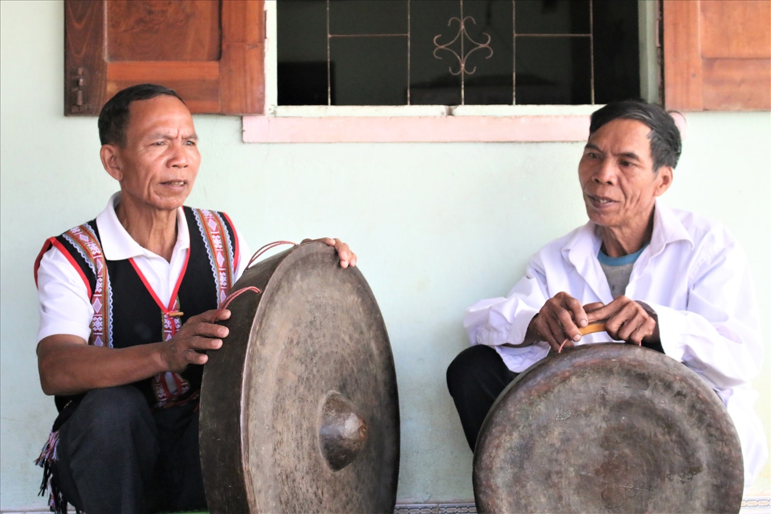 Ông A Giáo (áo thổ cẩm), già làng, Người có uy tín thôn Đăk Tăng, xã Ngọk Tụ, tỉnh Quảng Ngãi. (Ảnh: Ngọc Chí)