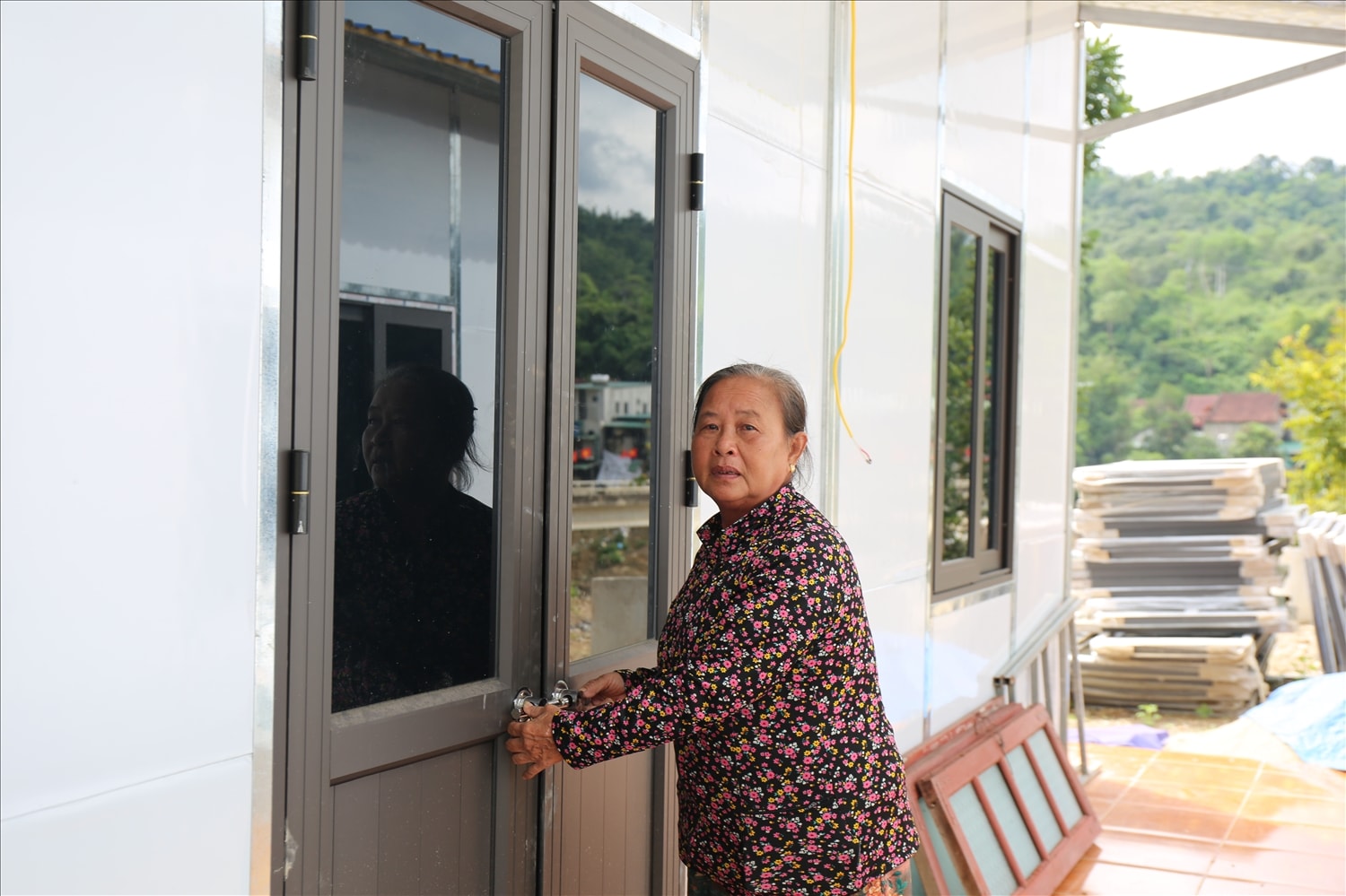 Người dân bản Cửa Rào 2 xã Tương Dương đang từng bước ổn định cuộc sống sau khi được hỗ trợ nhà ở