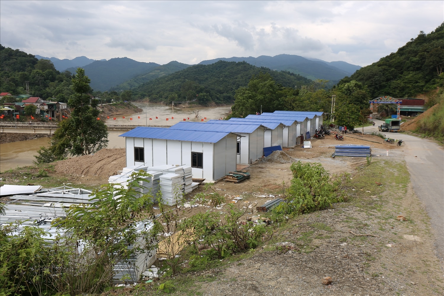 Những hộ dân bản Cửa Rào 2, xã Tương Dương mất nhà vì lũ đã được hỗ trợ dựng nhà mới