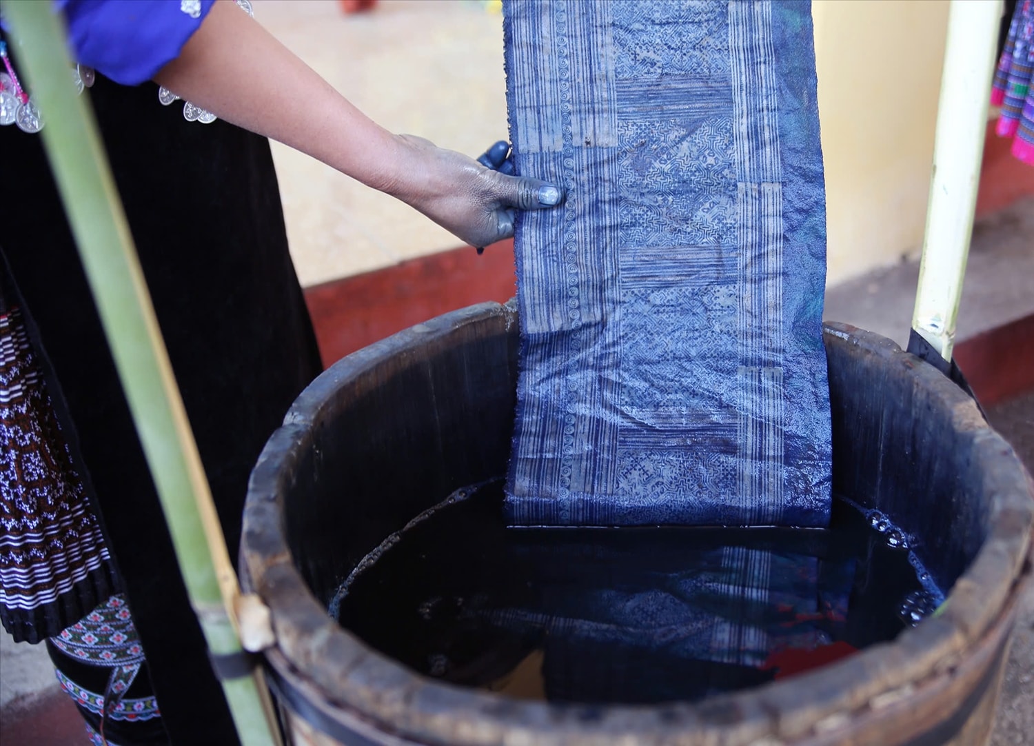 Công đoạn nhuộm chàm – linh hồn của trang phục truyền thống