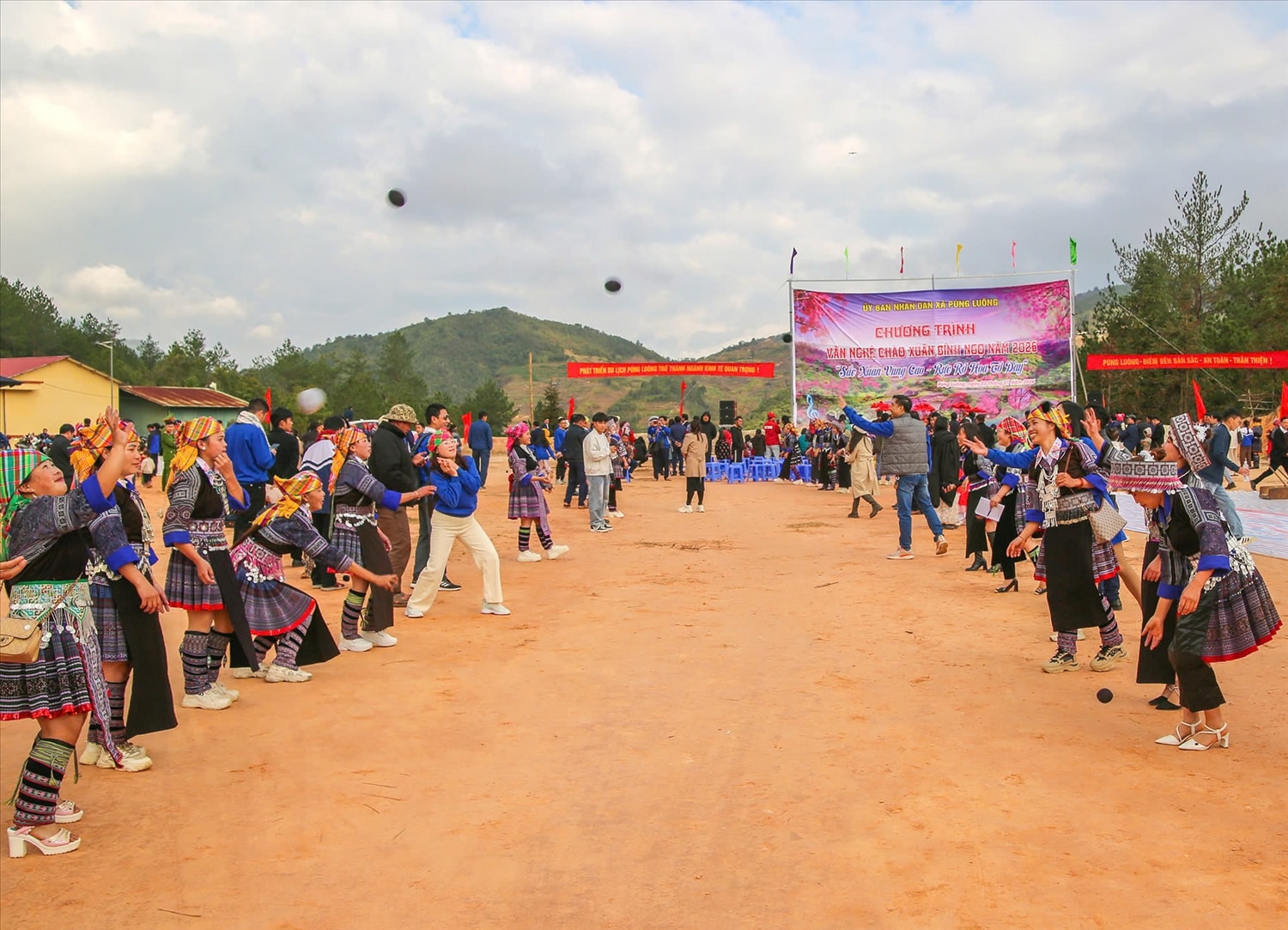 Phụ nữ Mông trong trang phục truyền thống chơi ném pao
