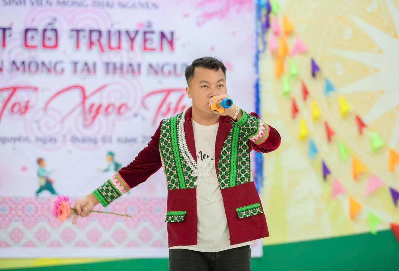 Theeng Vang tích cực tham gia các chương trình văn hóa của cộng đồng dân tộc Mông