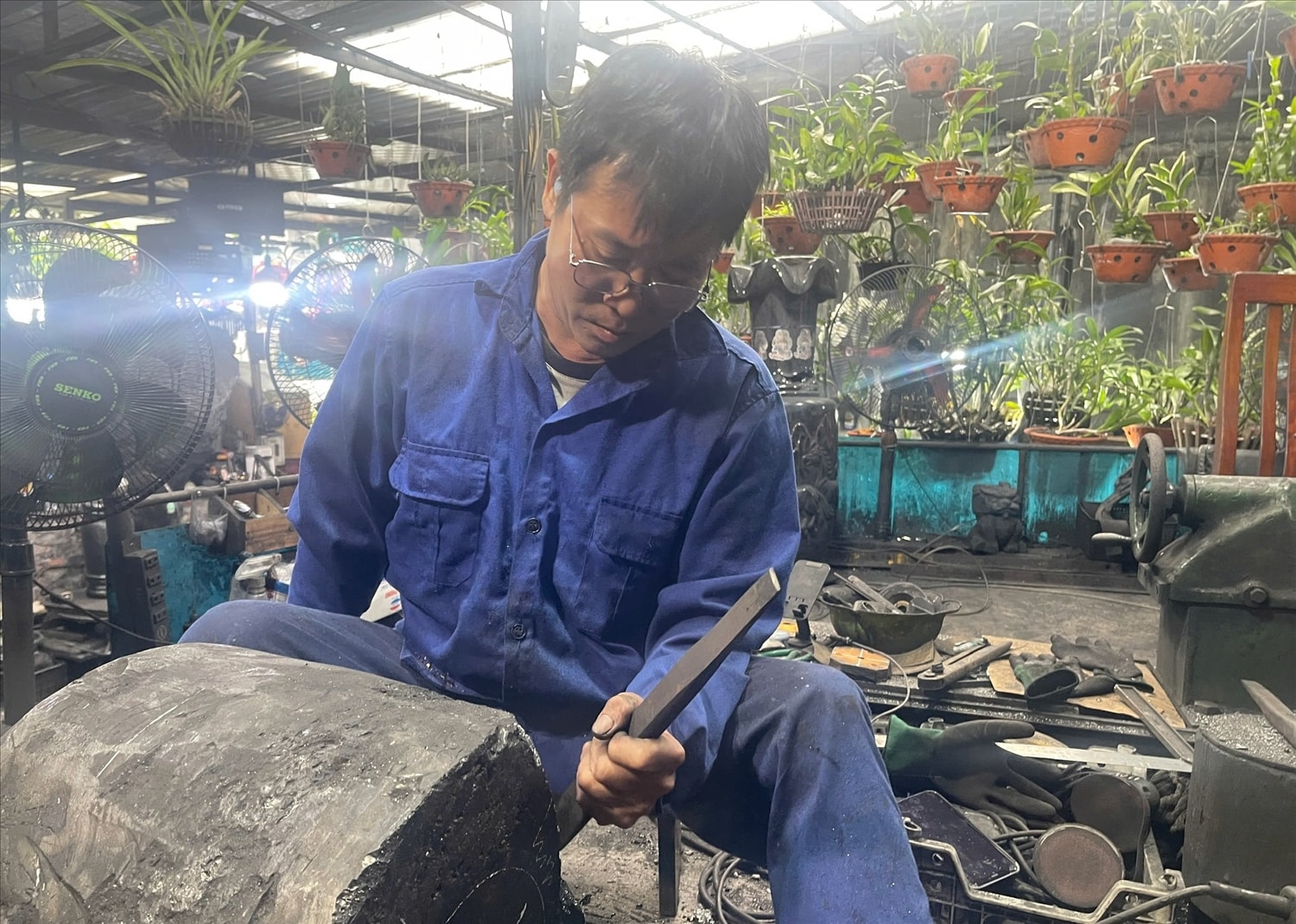 Độc đáo nghề điêu khắc mỹ nghệ than đá tại Quảng Ninh