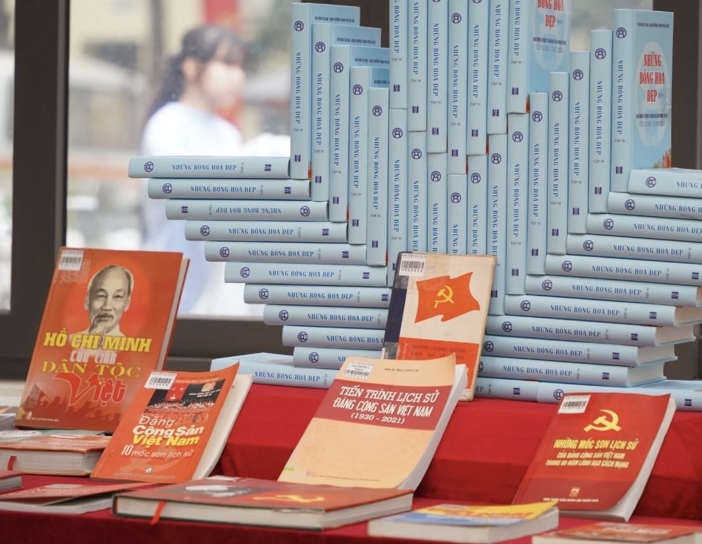Trưng bày chuyên đề “Đảng Cộng sản Việt Nam – từ Đại hội đến Đại hội” giới thiệu tới độc giả hơn 300 tài liệu (Ảnh MH).