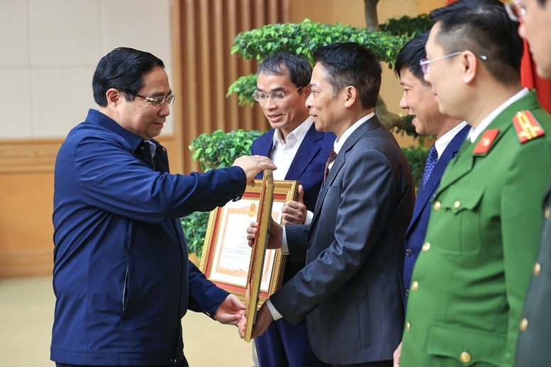 Thủ tướng trao bằng khen cho các tập thể, cá nhân có thành tích xuất sắc trong thực hiện Chiến dịch Quang Trung - Ảnh VGP/Nhật Bắc