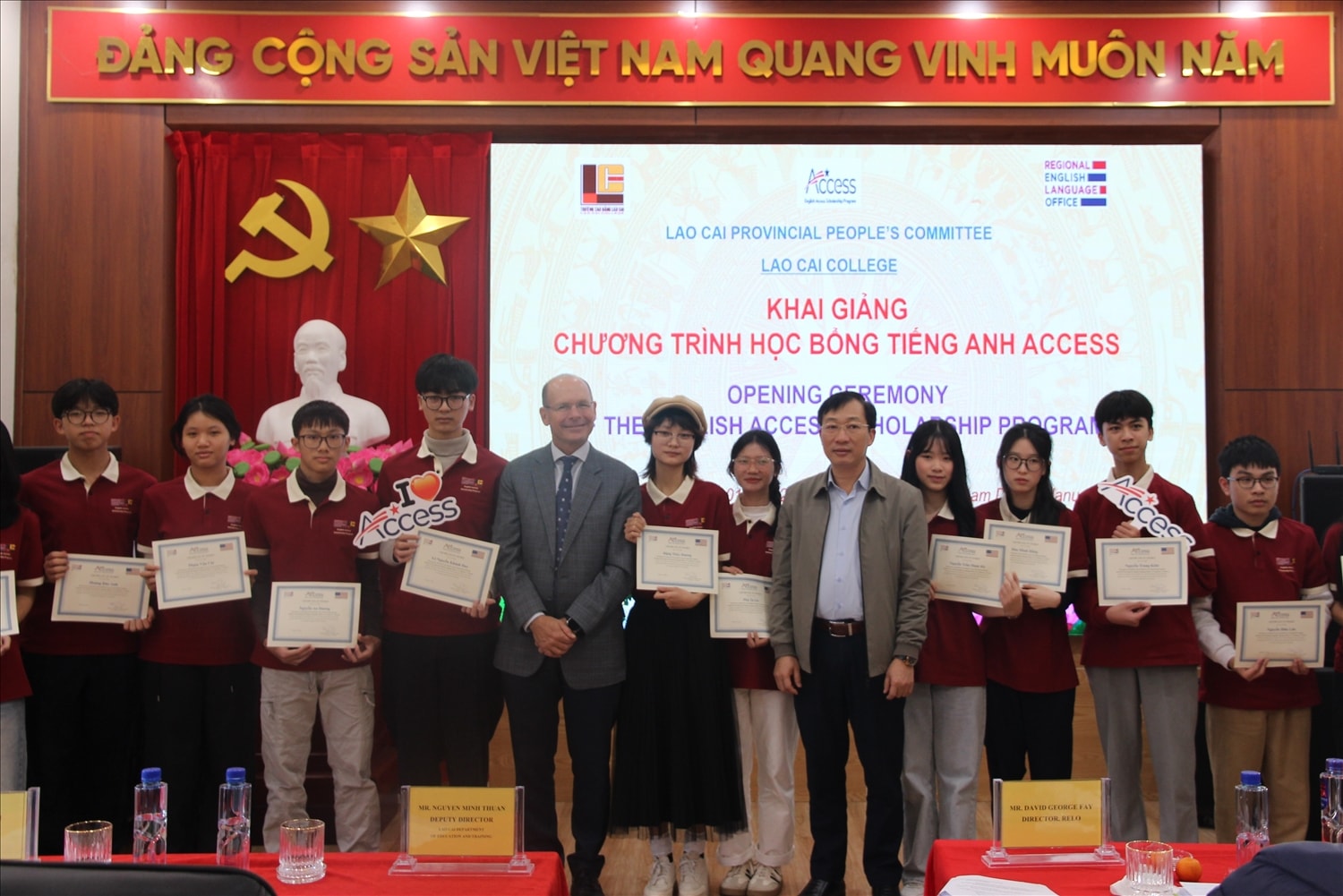 Trao học bổng cho các em học sinh, sinh viên trúng tuyển (ảnh Trọng Bảo)