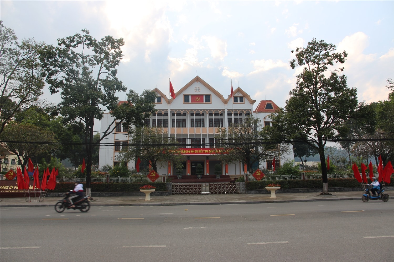 Trụ sở làm việc của Đảng ủy phường Lào Cai được trang hoàng rực rỡ cờ hoa (ảnh Trọng Bảo)
