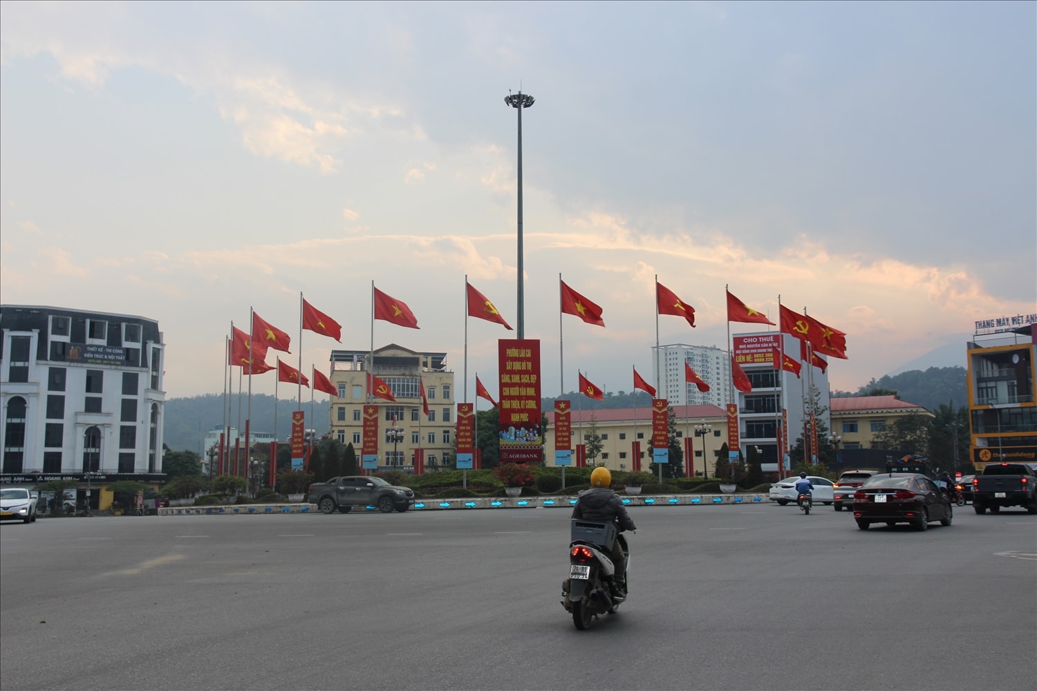 Cờ Đảng, cờ Tổ quốc tung bay tại khu vực ngã 6 phường Lào Cai (ảnh Trọng Bảo)