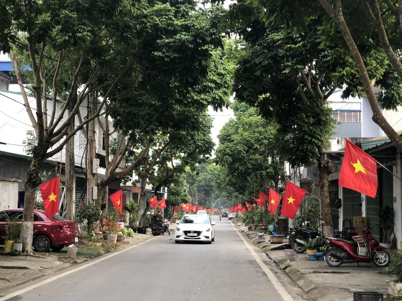 Rực rỡ sắc đỏ của cờ Tổ quốc tại các khu dân cư (ảnh Trọng Bảo)