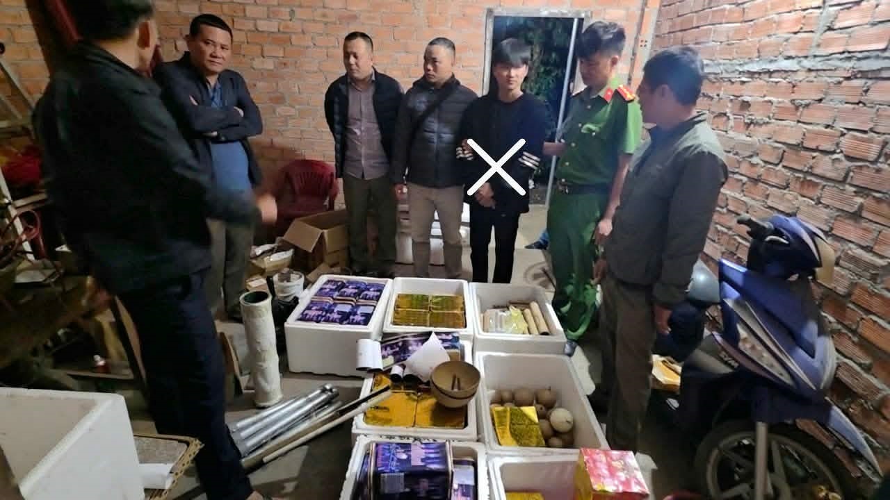 Đối tượng Ngô Đức Phong (thứ 3 từ phải) cùng nhiều tang vật