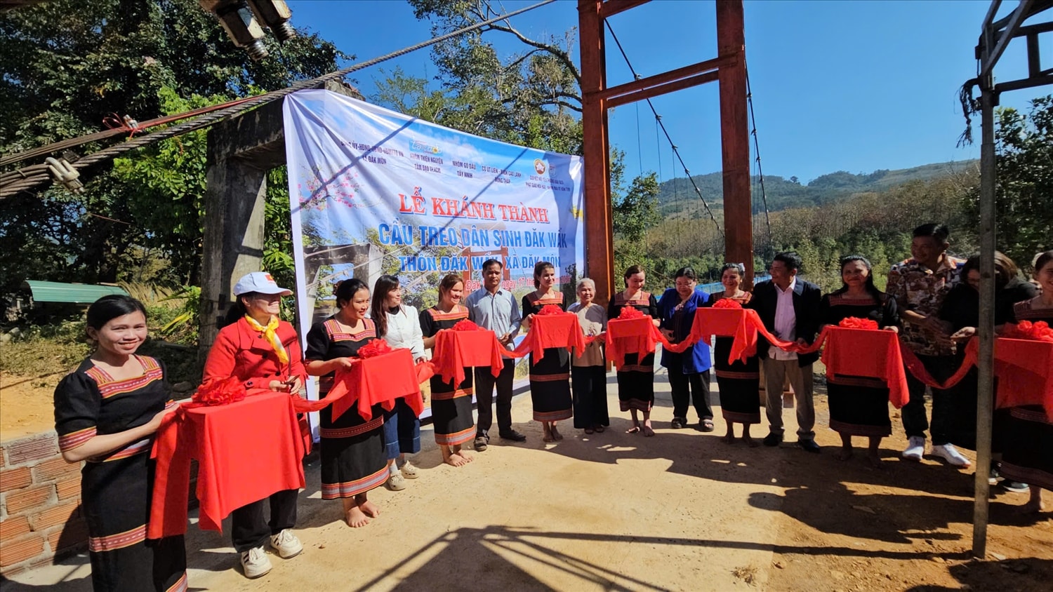 Cắt băng khánh thành và bàn giao cầu treo dân sinh bắt qua sông Pô Kô cho đồng bào Gié Triêng thôn Đăk Wâk đưa vào sử dụng. (Ảnh: Ngọc Chí)