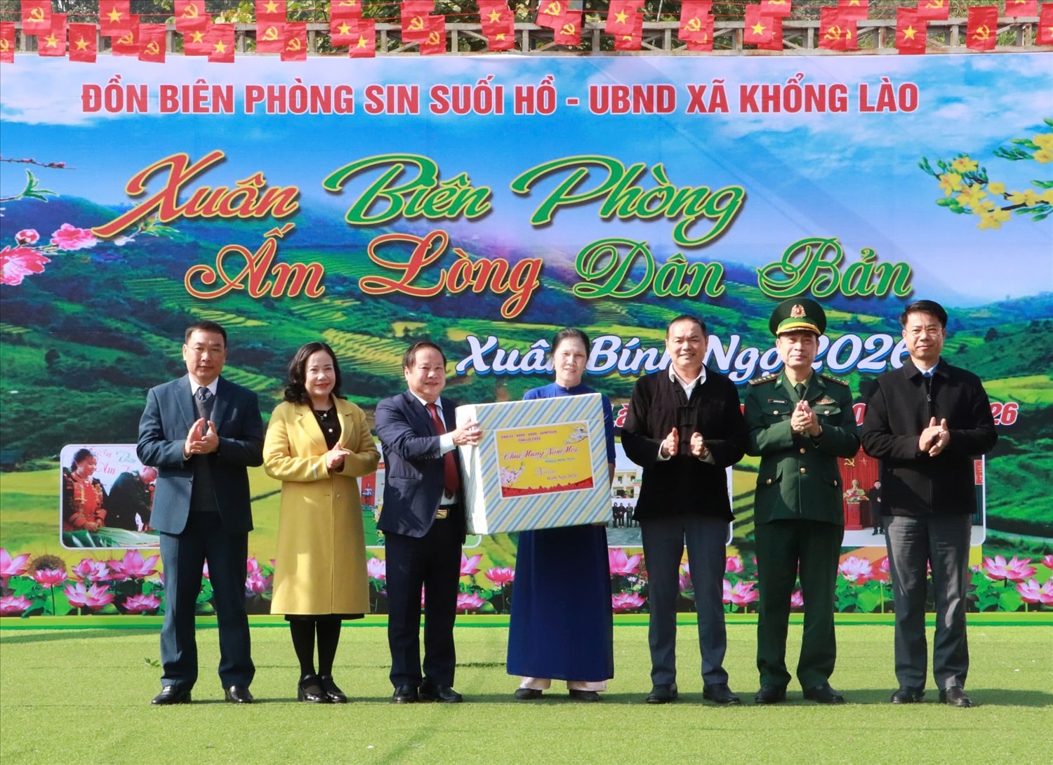 Lãnh đạo HĐND, UBND, Bộ đội Biên phòng tỉnh Lai Châu trao quà cho chính quyền địa phương và nhân dân xã Khổng Lào