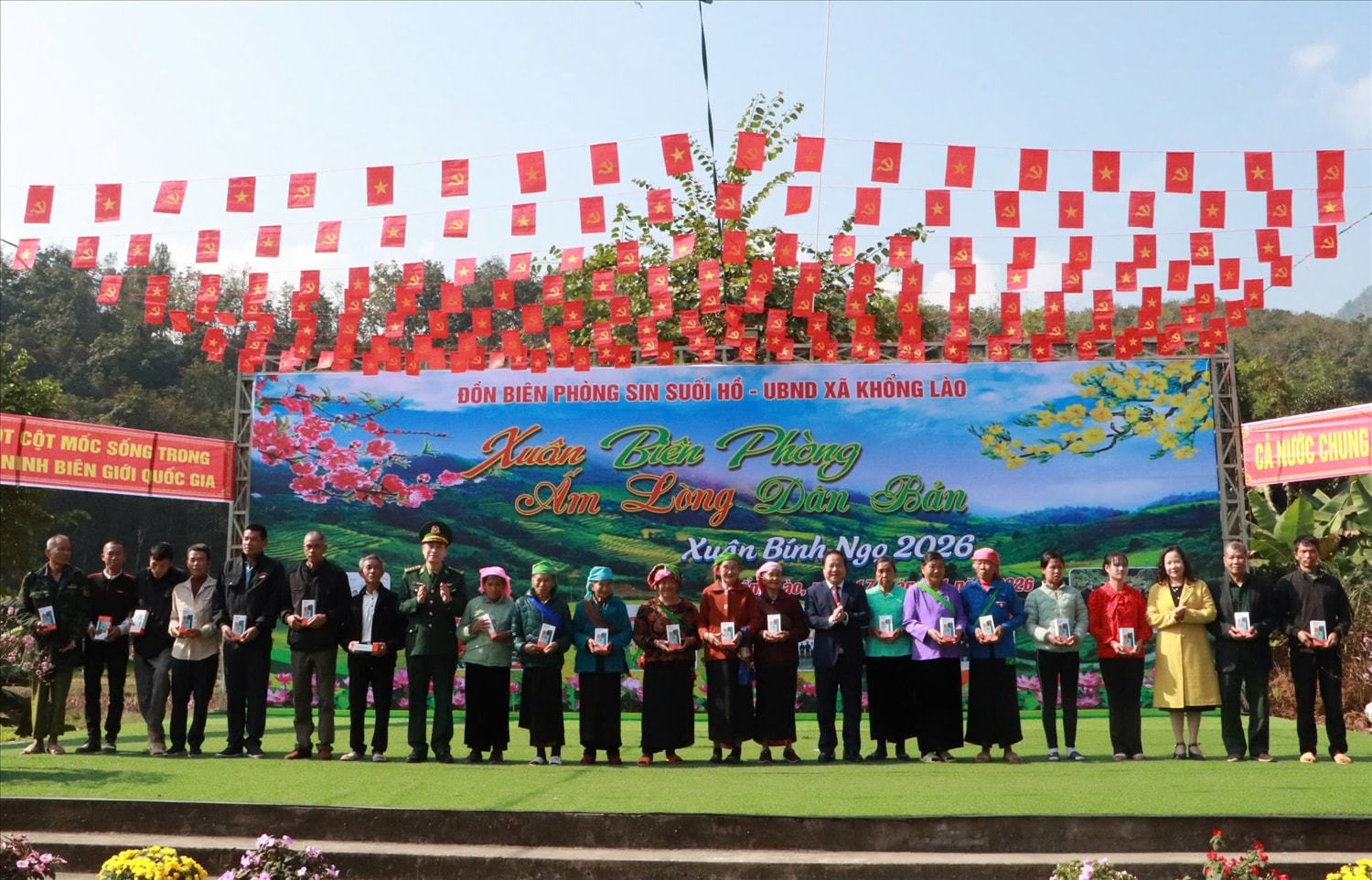 Ban Chỉ huy Bộ đội Biên phòng tỉnh Lai Châu tặng 20 chiếc điện thoại thông minh cho Nhân dân