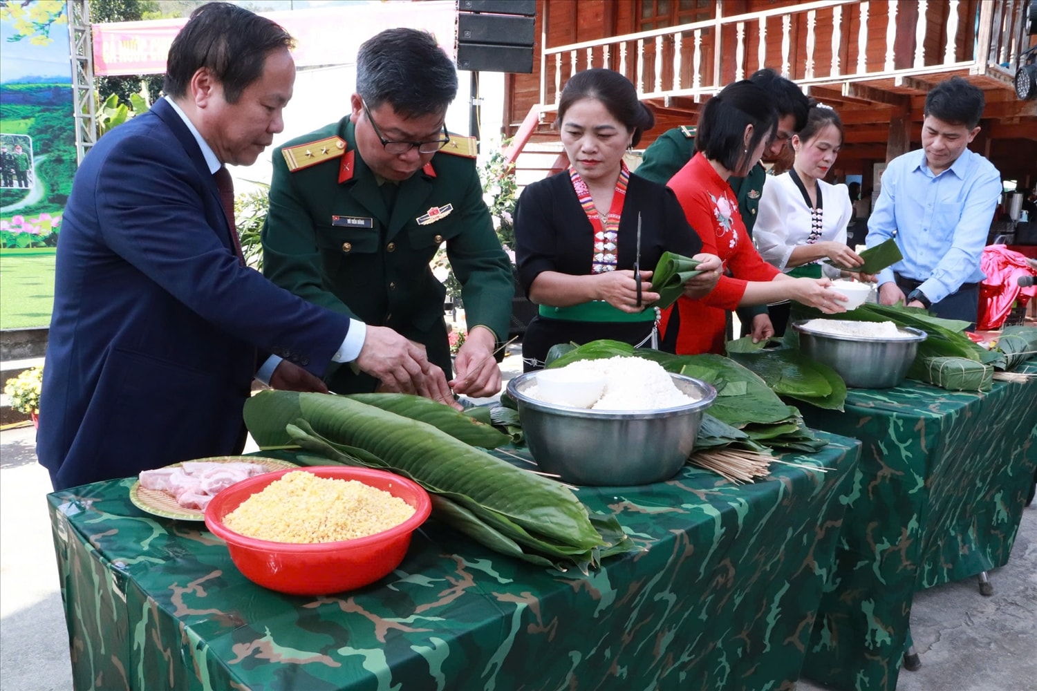 Chương trình có nhiều hoạt động ý nghĩa được tổ chức như: gói bánh chưng, trải nghiệm “Gian hàng 0 đồng”, 