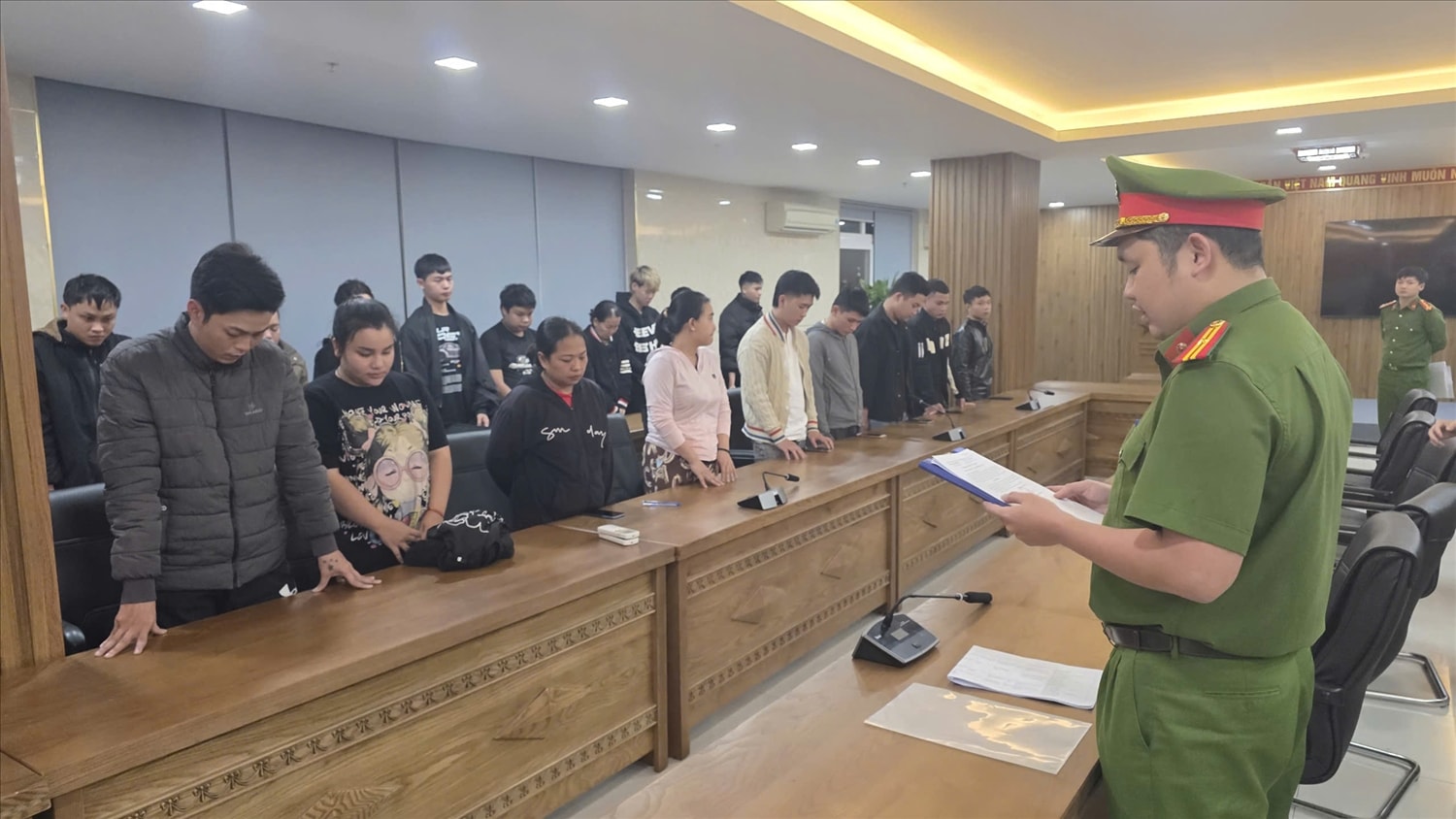 Các đối tượng tại cơ quan điều tra. (Ảnh Công an cung cấp)