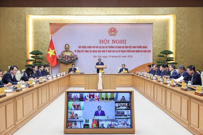 Chủ trì Hội nghị trực tuyến với các Đại sứ, Trưởng Cơ quan đại diện Việt Nam ở nước ngoài về tổng kết công tác ngoại giao kinh tế năm 2025 và triển khai nhiệm vụ năm 2026, tối 10/1, Thủ tướng Chính phủ Phạm Minh Chính đánh giá, ngoại giao kinh tế đạt kết quả quan trọng mang tính 