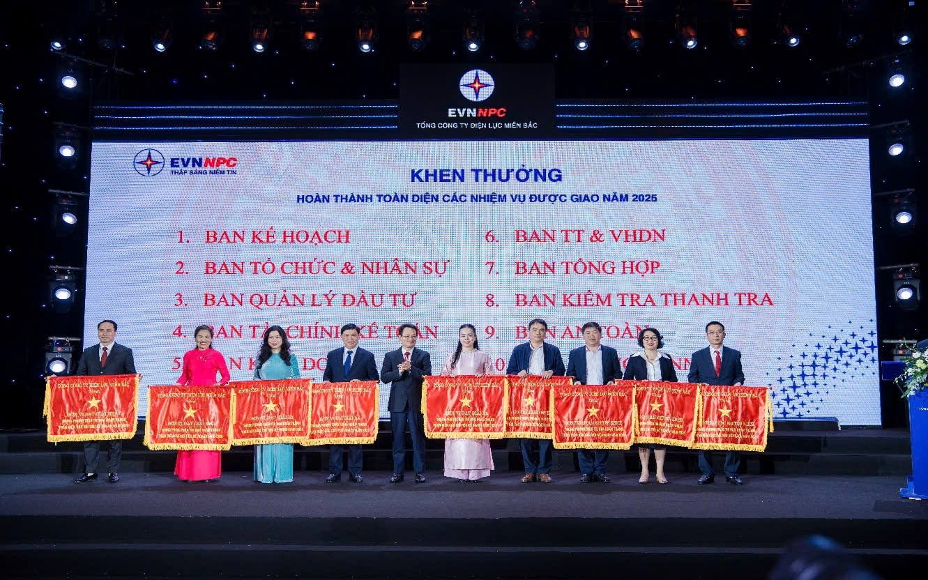 Ông Nguyễn Đức Thiện – Tổng Giám đốc EVNNPC trao thưởng cho các tập thể hoàn thành toàn diện các nhiệm vụ được giao năm 2025
