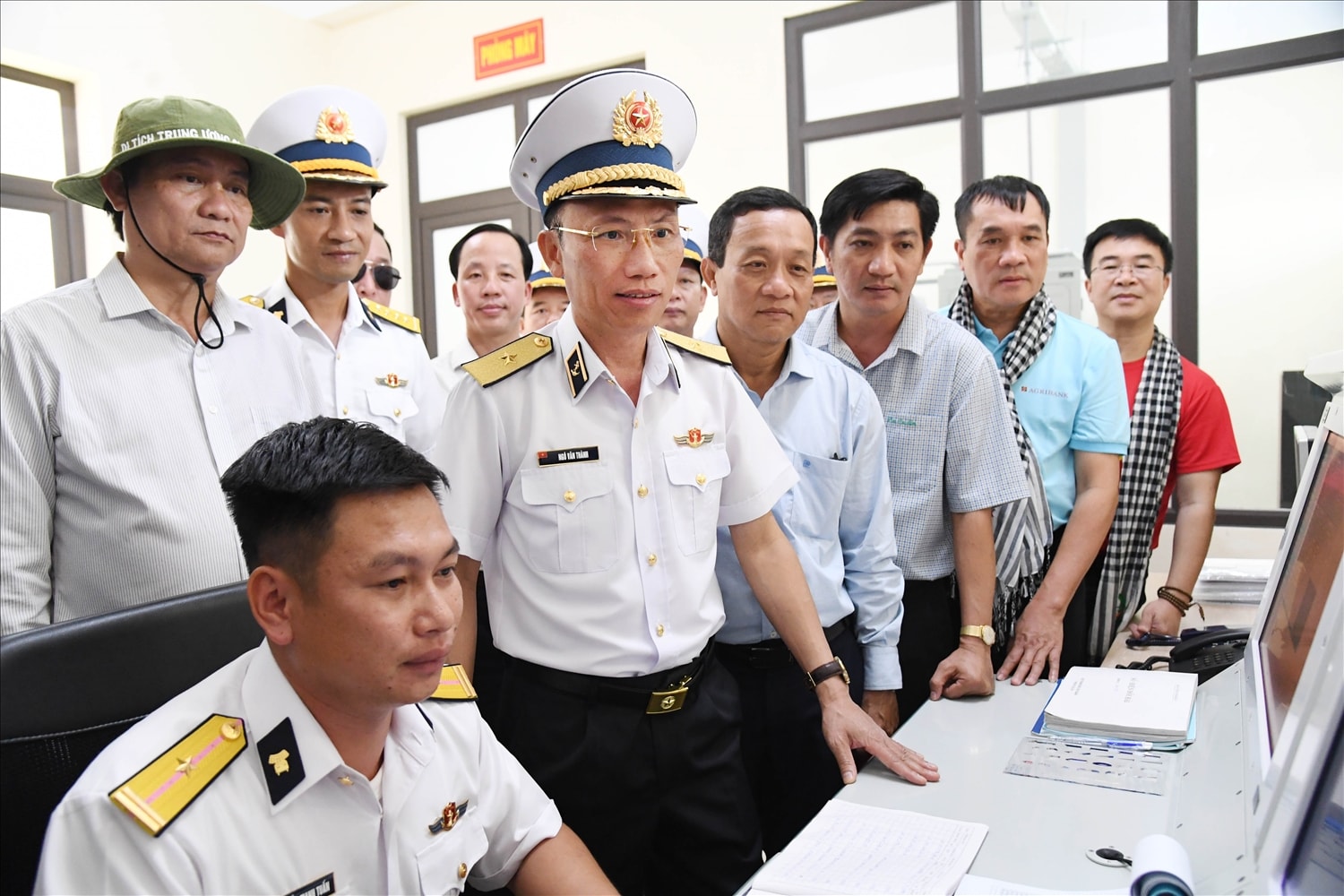 Chuẩn Đô đốc Ngô Văn Thành và lãnh đạo các tỉnh, thành phố kiểm tra, động viên kíp trực Trạm ra đa 595, Trung đoàn 551