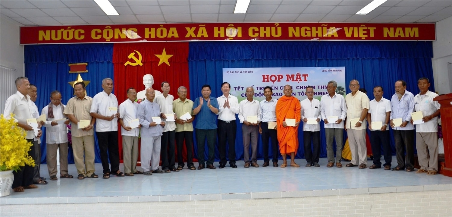 Người có uy tín là cầu nối niềm tin trong các phum sóc. (Trong ảnh: Thứ trưởng Bộ Dân tộc và Tôn giáo Y Thông đến thăm, chúc mừng Người có uy tín là đồng bào Khmer tại tỉnh An Giang, nhân dịp Tết cổ truyền Chôl Chnăm Thmây năm 2025)